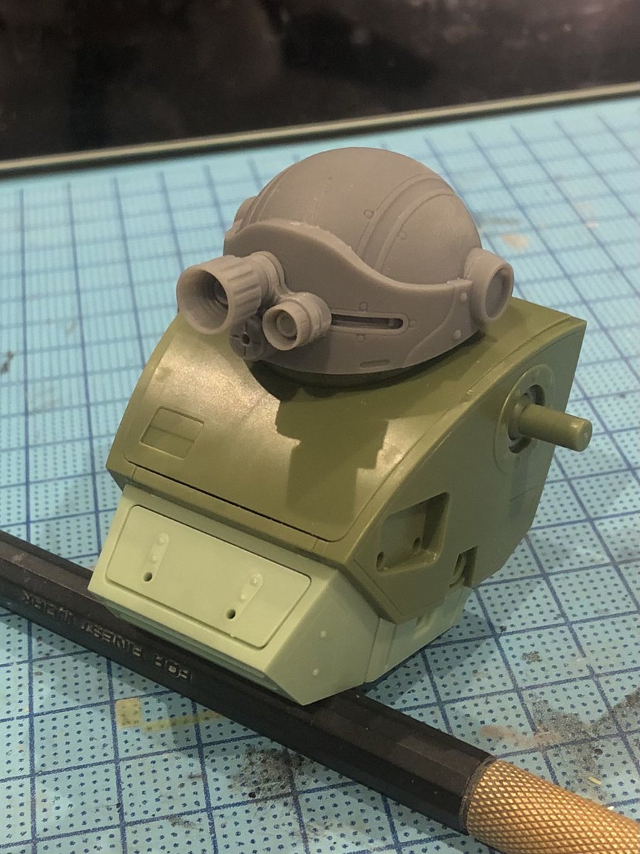 taopuchi's tweet image. 24スコタコ、あたまのスリットは平行が好みなので自作の出力品に交換する事にします
ついでにバイザーも薄くしてあげました