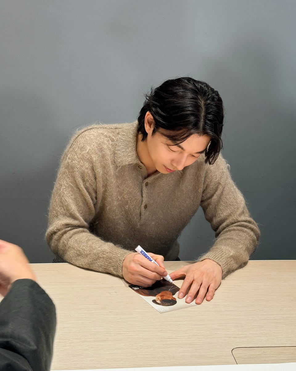 Song_with_Yan's tweet photo. #GONGYOO x #필모톡 을 찾은 배우 #공유🎤
다채로운 필모그래피 비하인드와 함께
팬분들과 진솔한 이야기를 나눈 소중한 시간💬
<필모톡: 공유> 영상은 오늘 오후 7시!
유튜브 비사이더스(B-siders)를 통해 공개됩니다✨
Btv VOD로도 공개되니 놓치지 마세요-!
#GongYoo at the #filmotalk @soop_ent https://t.co/pAwrA6omF0