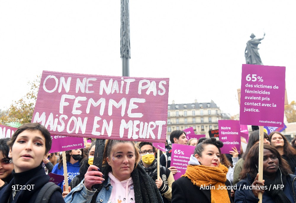 Agence France-Presse (@afpfr) on Twitter photo 👩🏻🤝👩🏽 Au moins 85.000 femmes et jeunes filles ont été tuées de manière intentionnelle dans le monde en 2023, pour la plupart par des proches, selon l'ONU. Cela représente une femme tuée toutes les dix minutes #AFP 👩🏻🤝👩🏽 Au moins 85.000 femmes et jeunes filles ont été tuées de manière intentionnelle dans le monde en 2023, pour la plupart par des proches, selon l'ONU. Cela représente une femme tuée toutes les dix minutes #AFP