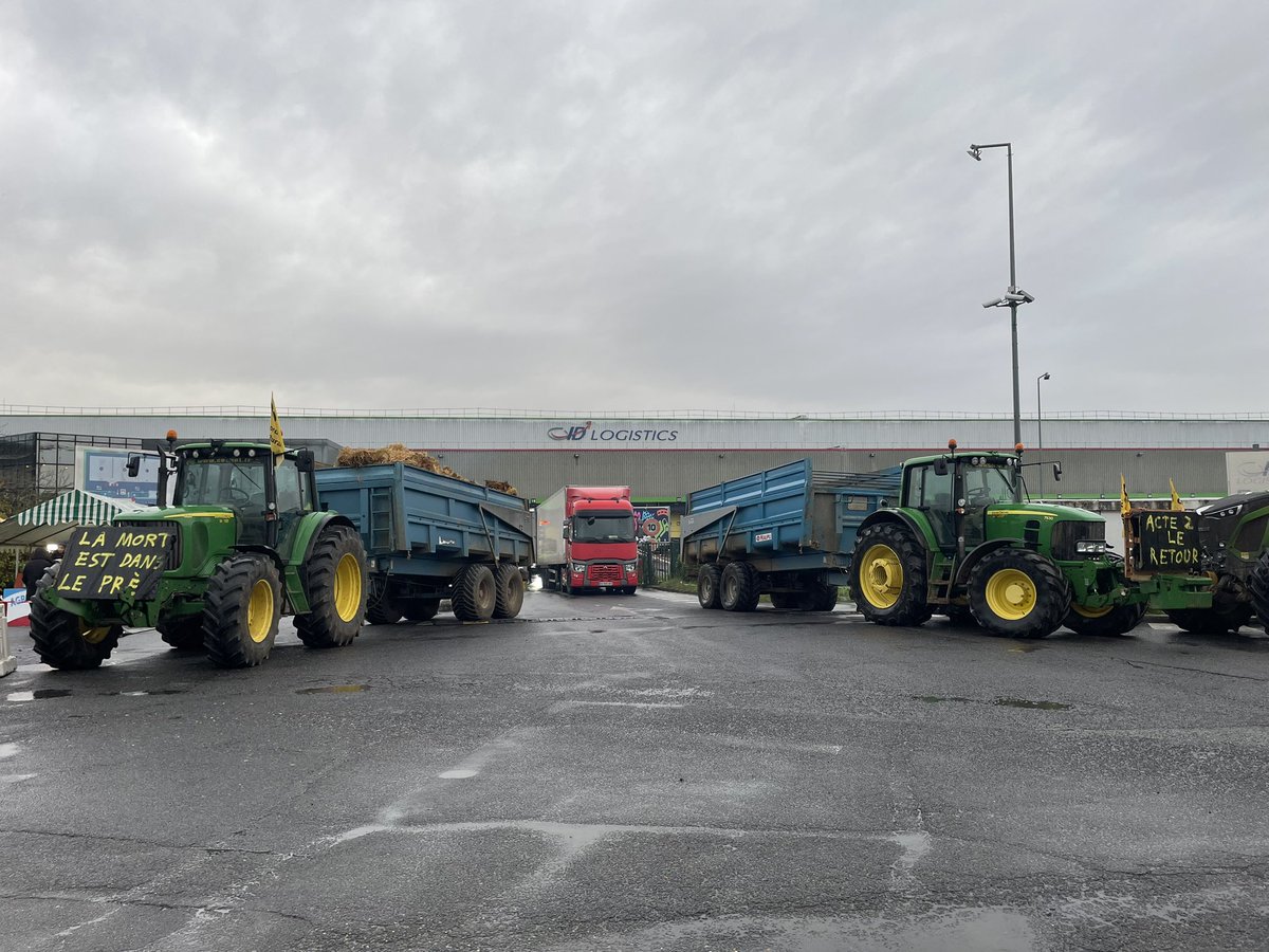 Dans l’Essonne (91), des agriculteurs bloquent ce centre de dépôt alimentaire. Seuls les camions avec de la nourriture française sont autorisés à entrer. Depuis 3h du matin, 2 camions ont dû faire demi tour. <a href="/m6info/">M6 Info</a>