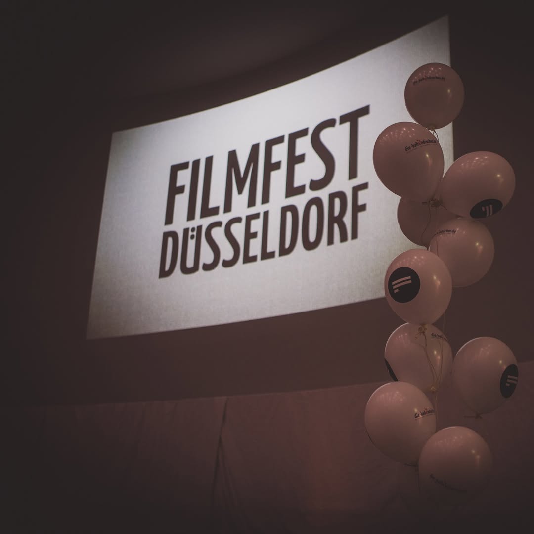 🍿 Guten Morgen #HHU! Diese Woche: Das 22. Internationale @FilmfestDdorf – organisiert von Studierenden der HHU
Vom 27. bis zum 29. November findet das Filmfest Düsseldorf im Hörsaal 3A der HHU und im zakk statt. 1/3