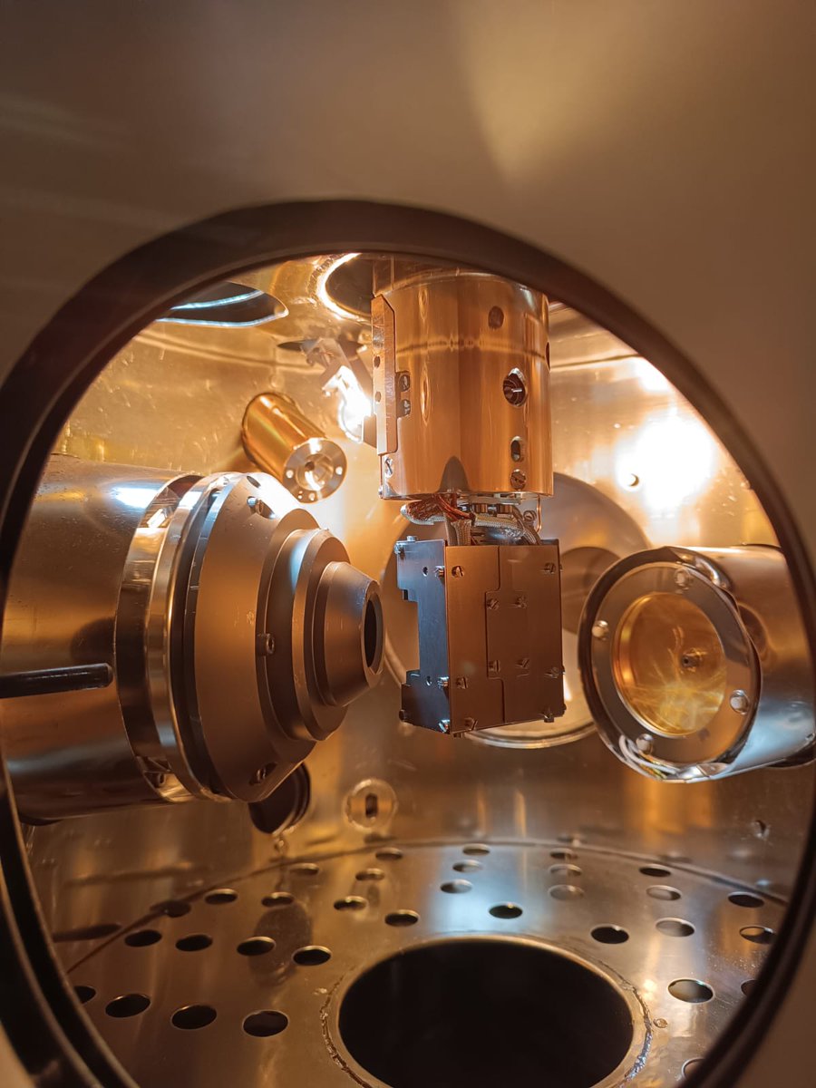 DanielePreziosi's tweet image. Wrapping the last beam time at #TEMPO where we discovered that you can use H-cracker to reduce your #nickelates. Lot of #photoemission and sample transfer but Fermi Surface still very shy. @synchroSOLEIL