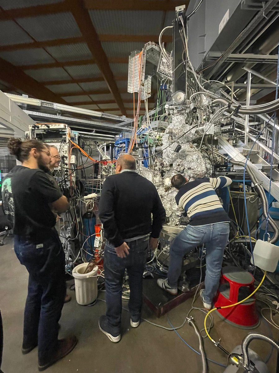 DanielePreziosi's tweet image. Wrapping the last beam time at #TEMPO where we discovered that you can use H-cracker to reduce your #nickelates. Lot of #photoemission and sample transfer but Fermi Surface still very shy. @synchroSOLEIL