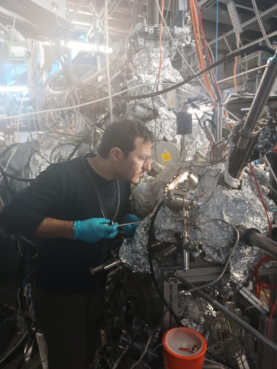 DanielePreziosi's tweet image. Wrapping the last beam time at #TEMPO where we discovered that you can use H-cracker to reduce your #nickelates. Lot of #photoemission and sample transfer but Fermi Surface still very shy. @synchroSOLEIL