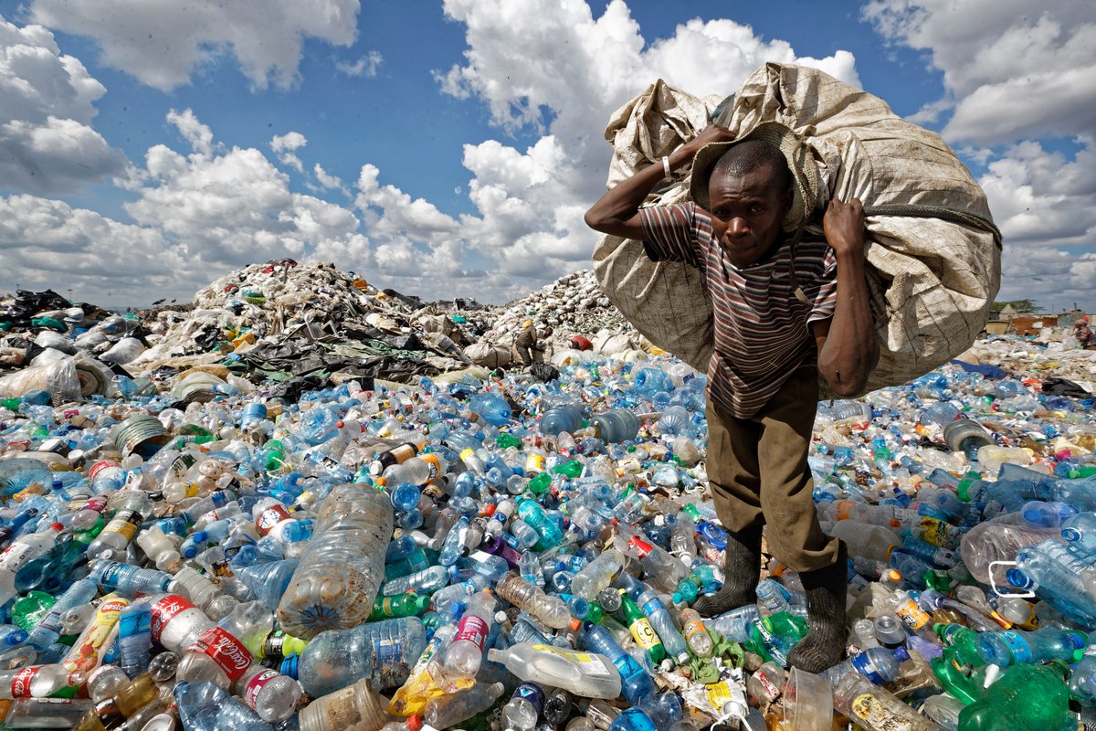 "It's only one plastic bottle", said 8 billion people. 

📸: Ben Curtis

#INC5
