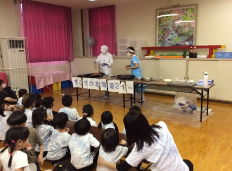 JDA_senkon's tweet photo. 【幼児期栄養教室①終了報告】
10/7(月)釧路はるとり保育園で釧路若草会（はるとり・共栄・わかくさ）の園児44名に「釧路の魚や鮭の生態」「命の大切さ」などの講話と鮭の解体から鮭の味噌バター焼きの調理を見てもらいました。最後は全員でおいしくいただきました。#栄養士会 https://t.co/Omx8su3cCK
