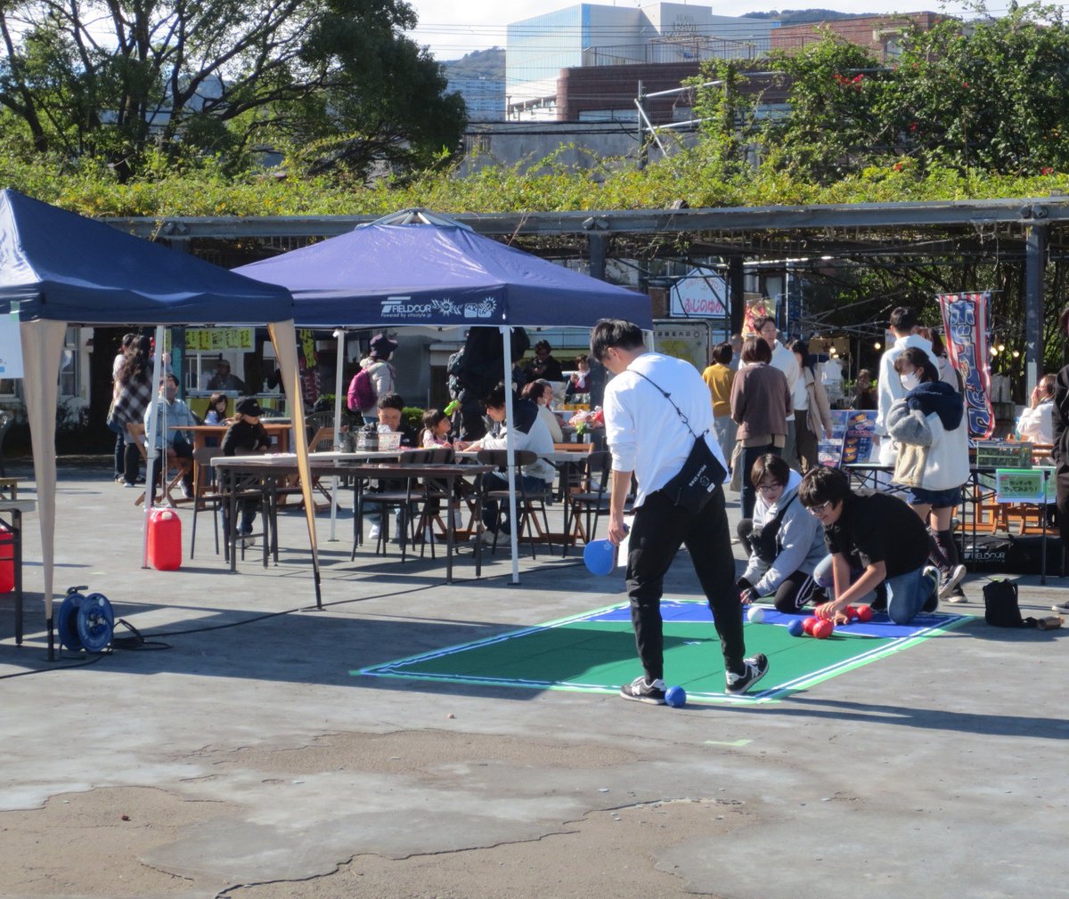 ito_garden's tweet photo. 昨日伊東マルシェが開催されました。
観光会館別館で行われた農業祭と同時開催でこちらでもキッチンカーが並び、ボッチャ体験なども行われて賑やかでした。
来月も21日に行われるそうですので是非どうぞ。
#伊東マルシェ
#伊東　#伊東市 https://t.co/SQSLwxTFqL