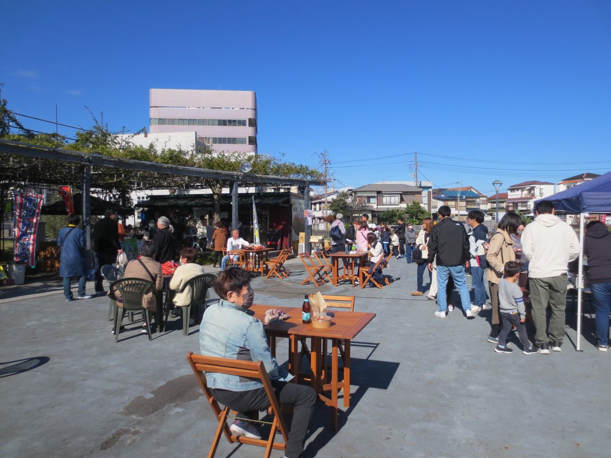 ito_garden's tweet photo. 昨日伊東マルシェが開催されました。
観光会館別館で行われた農業祭と同時開催でこちらでもキッチンカーが並び、ボッチャ体験なども行われて賑やかでした。
来月も21日に行われるそうですので是非どうぞ。
#伊東マルシェ
#伊東　#伊東市 https://t.co/SQSLwxTFqL