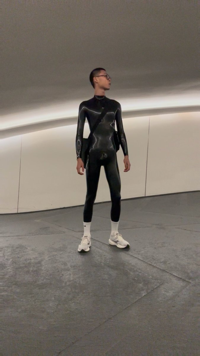 JSXH_'s tweet photo. 入手新胶衣啦～ 感觉有点单调 差点束带项圈什么的配饰 有老板赞助吗🤗 https://t.co/BuABqJiqOZ
