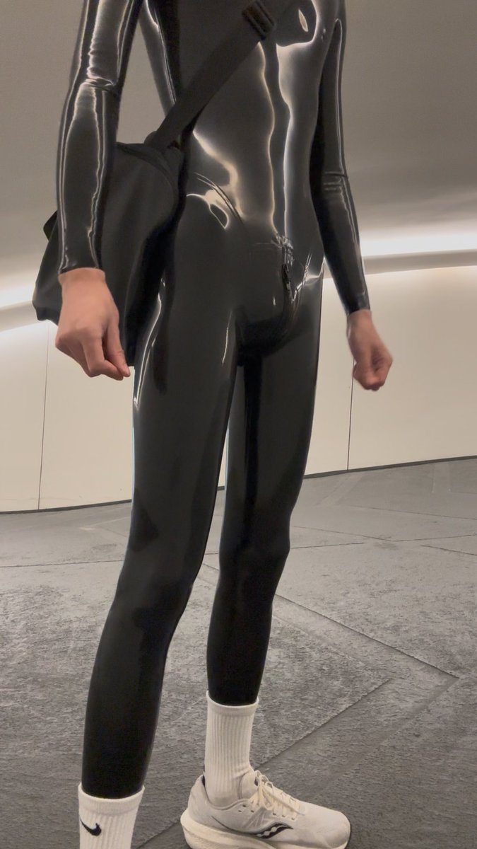 JSXH_'s tweet photo. 入手新胶衣啦～ 感觉有点单调 差点束带项圈什么的配饰 有老板赞助吗🤗 https://t.co/BuABqJiqOZ