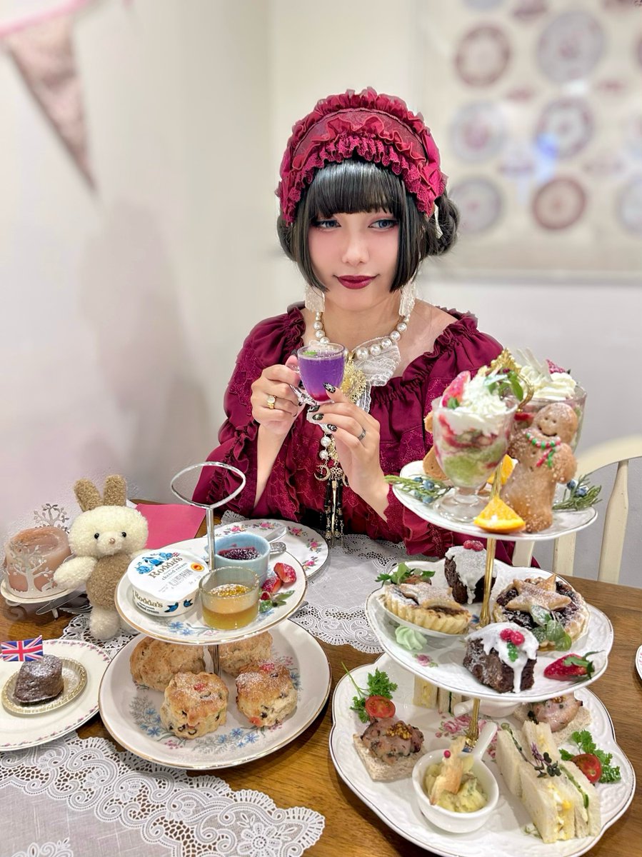 dolly_black_r's tweet photo. 𝐇𝐨𝐥𝐲 𝐇𝐨𝐥𝐲 𝐂𝐡𝐫𝐢𝐬𝐭𝐦𝐚𝐬
𝐀𝐟𝐭𝐞𝐫𝐧𝐨𝐨𝐧 𝐓𝐞𝐚  🎄🦌🎅🏻🌟

📍大岡山 / @HERBSTORYCafe 

今回もとっても美味しくて大満足🥰
特にジンジャーブレッド(ケーキ)とクリスマスティーが好きだったな🤎🫖

クリスマススイーツの濃厚さ、最高だよね🥹❤️

#らんちゃんの紅茶とお茶菓子日記 https://t.co/TDG3JhoeUI