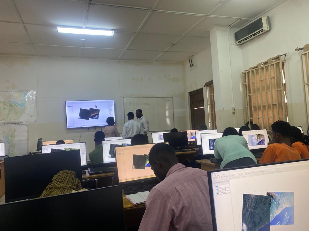 Gredsa_Legon's tweet photo. As other students are in bed, Geography students are seriously capturing and analysing data at the lab 🫶♥️
Live the dream 🔥 https://t.co/wPDemTdhhr