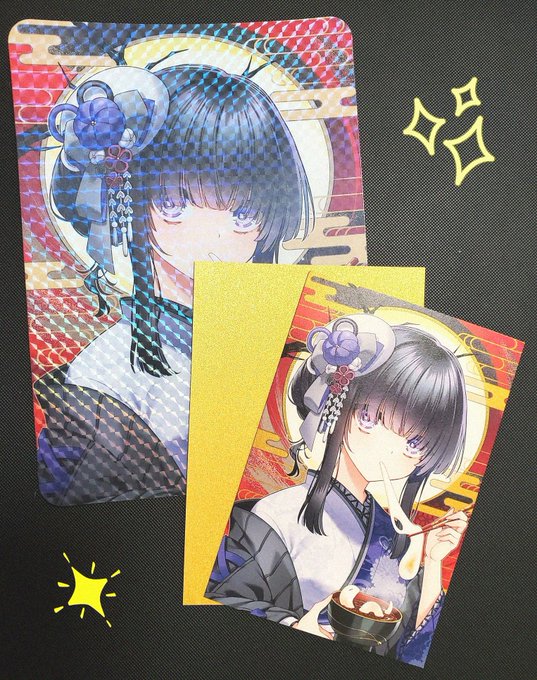 冬コミで配布する真宵の下敷きとポストカード届いた!
下敷きはホログラムでキラキラだし、ポスカはゴールド調の紙に白抑えしてるので、蒔絵っぽい背景になってて良き…!しかも裏表が同じ調子の紙らしく裏も金キラ金。 
