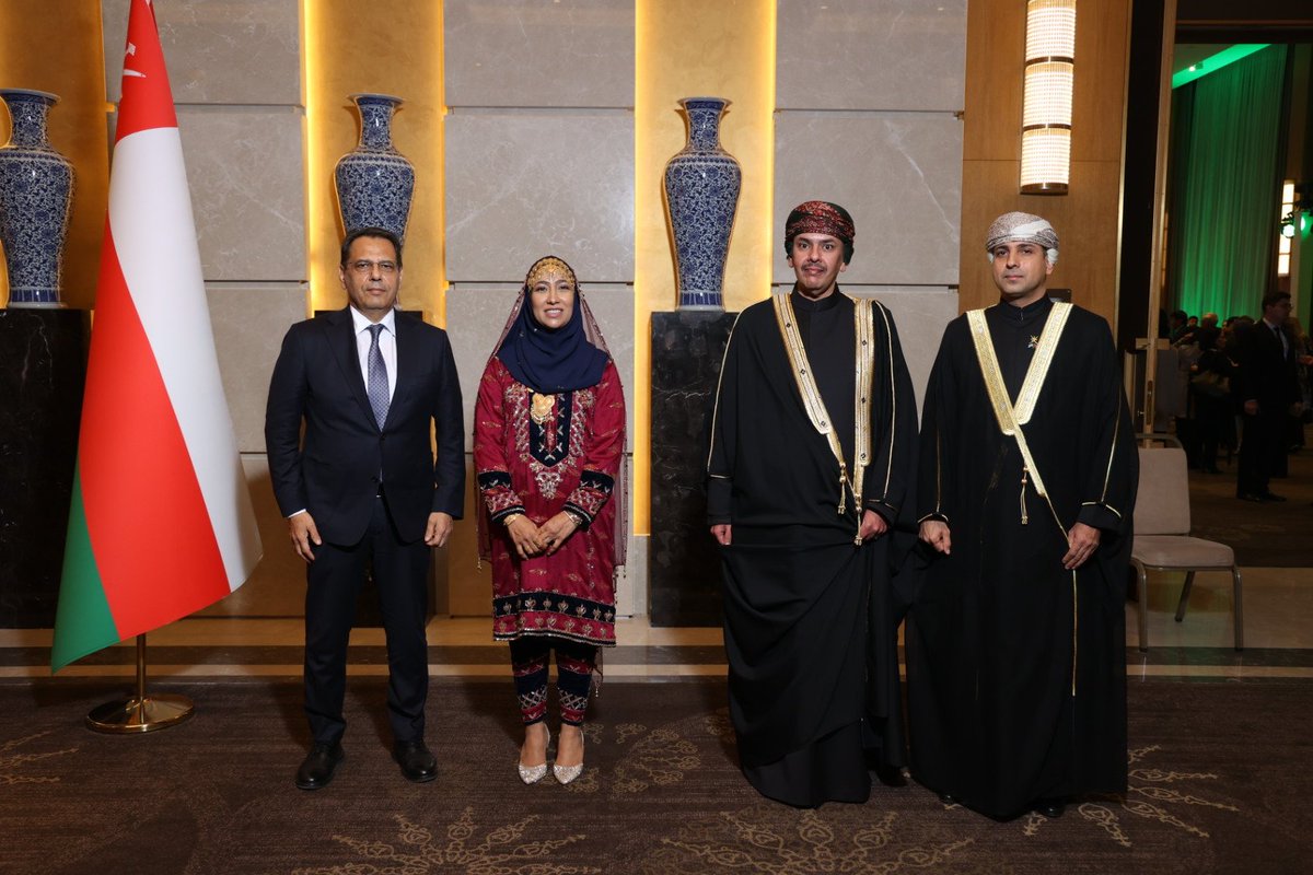 OmanEmbassyUZB's tweet photo. احتفلت سفارة سلطنة عمان في جمهورية أوزبكستان بتاريخ ٢٠ نوفمبر ٢٠٢٤م بمناسبة العيد الوطني الـ ٥٤ المجيد، بحضور ضيف الشرف معالي وزير التعليم العالي والعلوم والإبتكار الأوزبكي، وعدد من كبار المسؤولين في الحكومة الأوزبكية. https://t.co/e6h30FIjv3