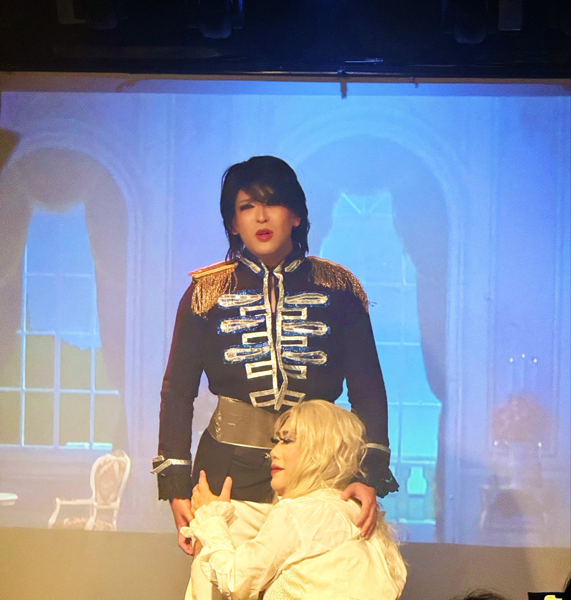 justippei's tweet photo. 羅賓歌劇団スター #夢星儚 様
#HakanaYumehoshi
#OZ @oz1225
#ベルサイユのばら
#羅賓歌劇団 #TheSoundOfMusicals #Osaka #DoWithCafe #DragQueen #LipSyncShow #Musical https://t.co/RCZ1wDUPFE