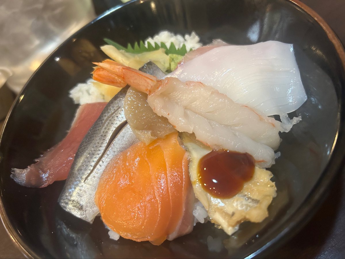 next_maron's tweet photo. こんばんは🌺
今日もすっごく寒いね❄️❄️
最近 #海鮮丼 にハマってる🐟🐟
みんなは海鮮丼のネタ何が好き？？まろんは穴子が好き✨✨

#スタバの新作 も出るしすっごく楽しみ✨
寒いから風邪に気をつけようね🔥🔥🔥🔥 https://t.co/U8GOThn3jF