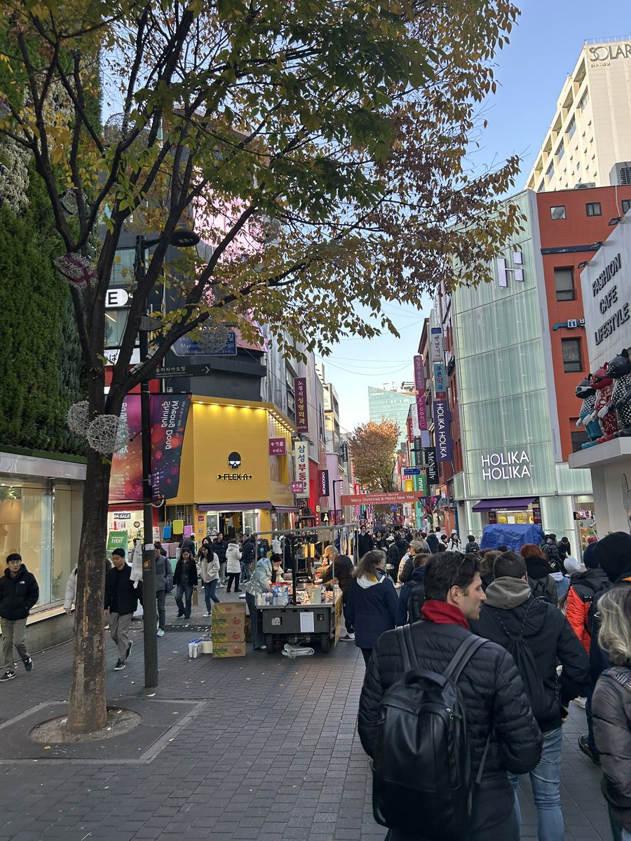 今週末にドリムで渡韓する方
多いやろね〜😃
寒いと思って
ロングダウンで行ったけど
暖かくて必要なかったよ😅
コートかショートダウンでいいかも。

土曜日に明洞で大きなデモ(かな？)
があったわ。日曜も。

12月初めに地下鉄のストライキあるみたいってどっかで見たし、
渡韓する方は気を付けて〜