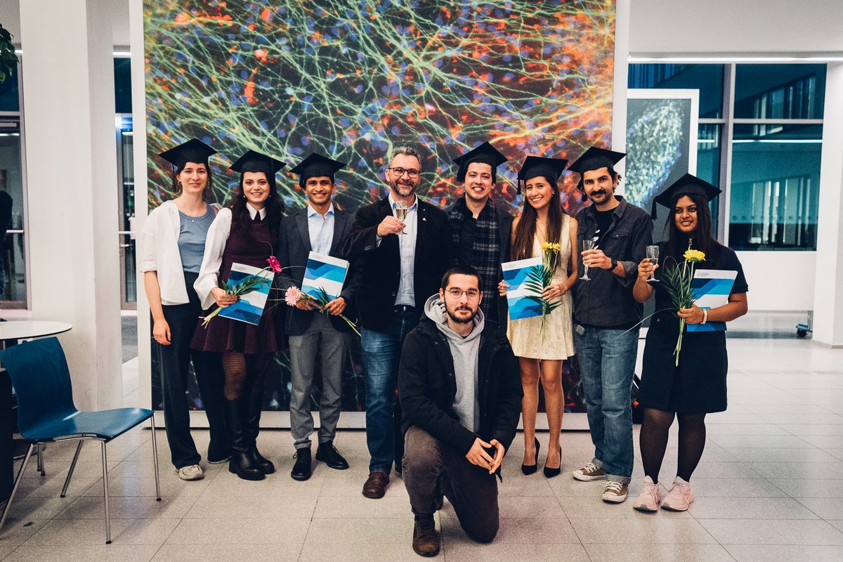 Michael is feeling blue (@schlierf_lab) on Twitter photo Very happy to graduate the first generation of Master of Science Physics of Life students. Congrats to all of you 🎉🍾. <a href="/BCUBE_TUDresden/">B CUBE - Center for Molecular Bioengineering</a> <a href="/tudresden_de/">TU Dresden</a> <a href="/PoLDresden/">Physics of Life Dresden</a> (photo credit: Magda Gonciarz) Very happy to graduate the first generation of Master of Science Physics of Life students. Congrats to all of you 🎉🍾. <a href="/BCUBE_TUDresden/">B CUBE - Center for Molecular Bioengineering</a> <a href="/tudresden_de/">TU Dresden</a> <a href="/PoLDresden/">Physics of Life Dresden</a> (photo credit: Magda Gonciarz)