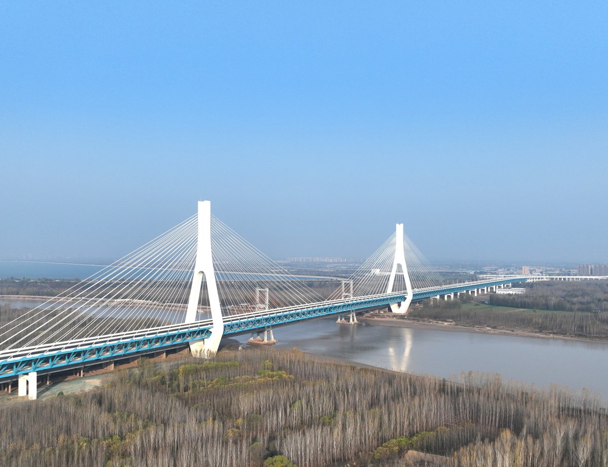 JinanofChina's tweet photo. The new #Jinan Yellow River Bridge opened on Nov 23, which better connects the main urban area and the Jinan Start-up Zone and strengthens the city's cross-river road network. #JinanDevelopment [📷/IC] https://t.co/ewbyoJxhgd