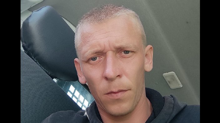 Coll_Nemesis's tweet photo. Nicolas Alba, 36 ans, jugé pour viol et tentatives de viol, alors qu’il ��tait en liberté conditionnelle après un meurtre sauvage.

Le 27 avril 2022, aux alentours de 22h30, Émilie* (prénom modifié) rentre chez elle à pied après une longue journée de travail. À l’approche du pont de Malzéville, qui enjambe une rivière, la jeune femme de 22 ans aperçoit une ombre qui lui emboîte le pas. Nicolas Alba armé d’un couteau noir lui met soudain la main sur la bouche. Tétanisée, Émilie obéit à cet homme menaçant qui la conduit de force vers un sentier isolé sans issue. 

Entraînée dans un bosquet puis violée à plusieurs reprises sous la menace d’un couteau. Encore vierge, Émilie hurle de douleur. «Tais-toi ou je te tue», lui répète son agresseur. Avant de prendre la fuite, il lui demande sa carte d’identité et lui promet la mort ainsi qu’à toute sa famille si elle porte plainte.

Émilie a réussi à recracher une partie du sperme de son agresseur sur son écharpe, qui suite à une analyse ADN matchera avec le fichier national des empreintes génétiques. Il avait été condamné à 20 ans de prison pour meurtre. Il aurait également tenté de violer deux autres femmes en avril et mai 2022.

https://t.co/rniTESiaTv