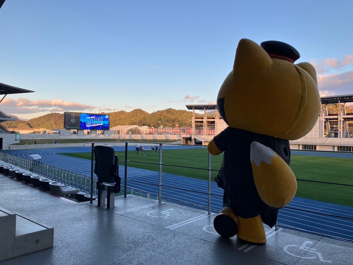 OHMI_railway's tweet image. コンばんは🦊
昨日、11月24日 #レイラック滋賀 さまの応援に駅長がちゃこんと一緒に行ってきました〜！⚽️
一緒に写真を撮ってくれたみなさまありがとうございました✨
お見送り後の夕暮れ駅長がちゃこんをパシャリ📷
#近江鉄道 #みらいファクトリー