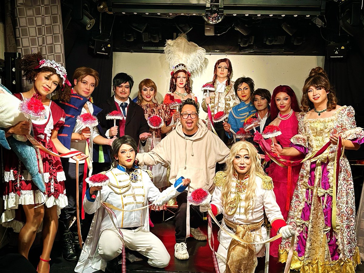 justippei's tweet photo. 先週、やっと取れた夏休みを使って1日だけ新幹線乗ってベルサイユへ…。
初日は公開稽古!と聞いてたけど想像以上のクオリティ!悲恋物語に笑いをのせて壮大な茶番劇!堪能しました!
#ベルサイユのばら
#羅賓歌劇団 #TheSoundOfMusicals #Osaka #DoWithCafe #DragQueen #LipSyncShow #Musical https://t.co/2NRehnZDGD