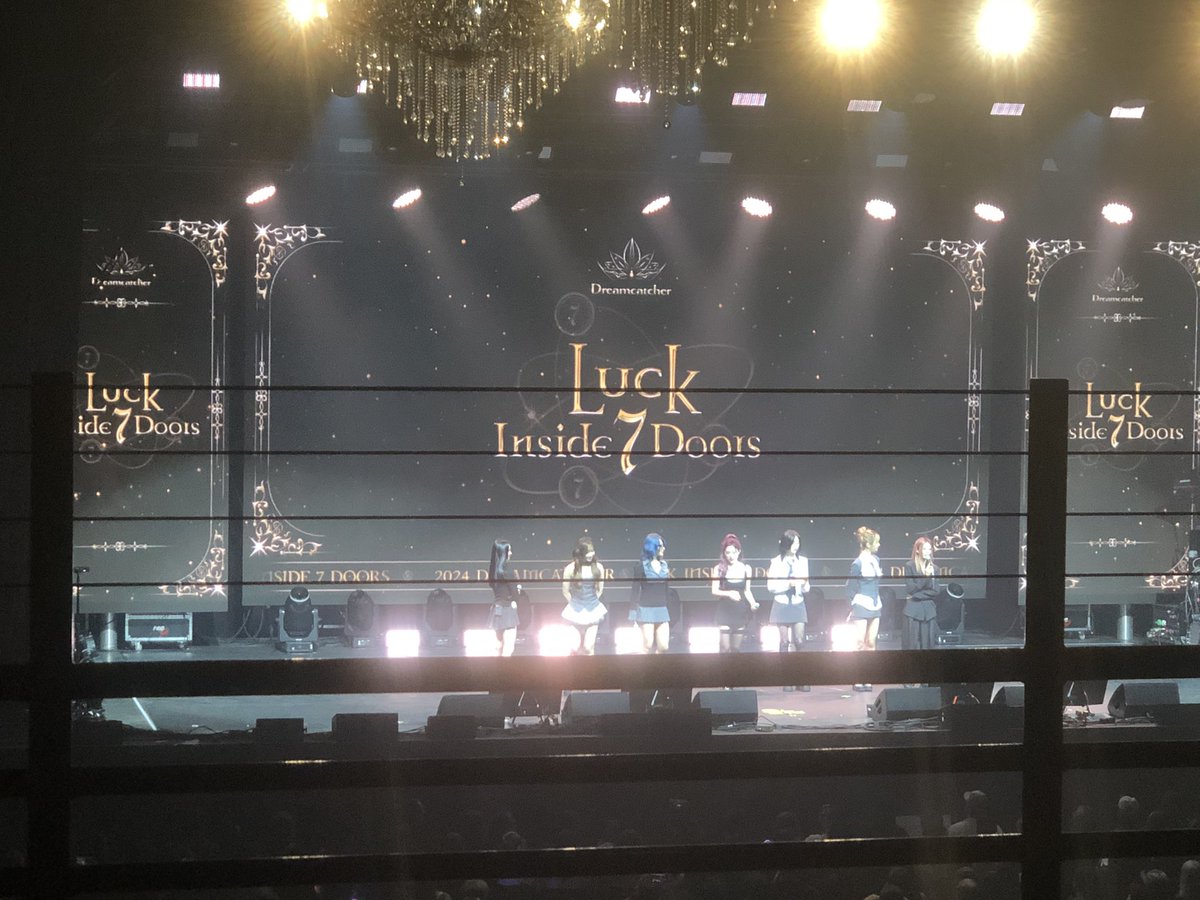 MidnightNolvyz's tweet image. my first time attending Dreamcatcher concert!!! I love them so much ❤️🔥❤️🔥❤️🔥