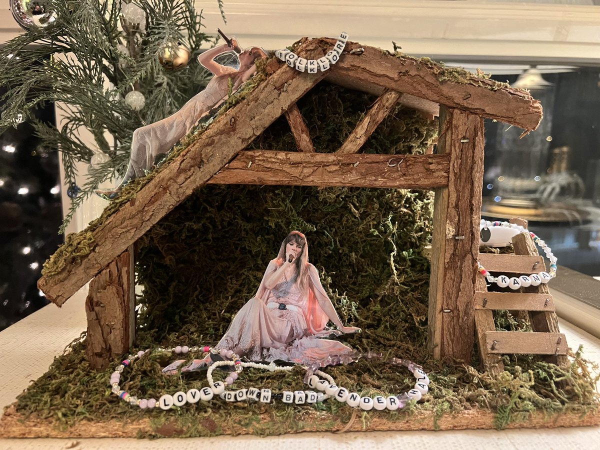 EmilyStranges's tweet image. ‘tis the damn season! @taylornation13 do you like my folkmore cabin? 🩶🤎 #TorontoTSTheErasTour #Folklore #Evermore #Folkmore