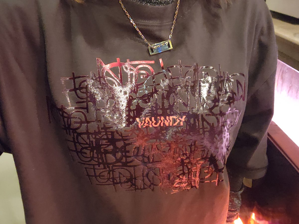 このVaundyのTシャツ熱で赤く色が変わるんだけど、Lanaのライブ後