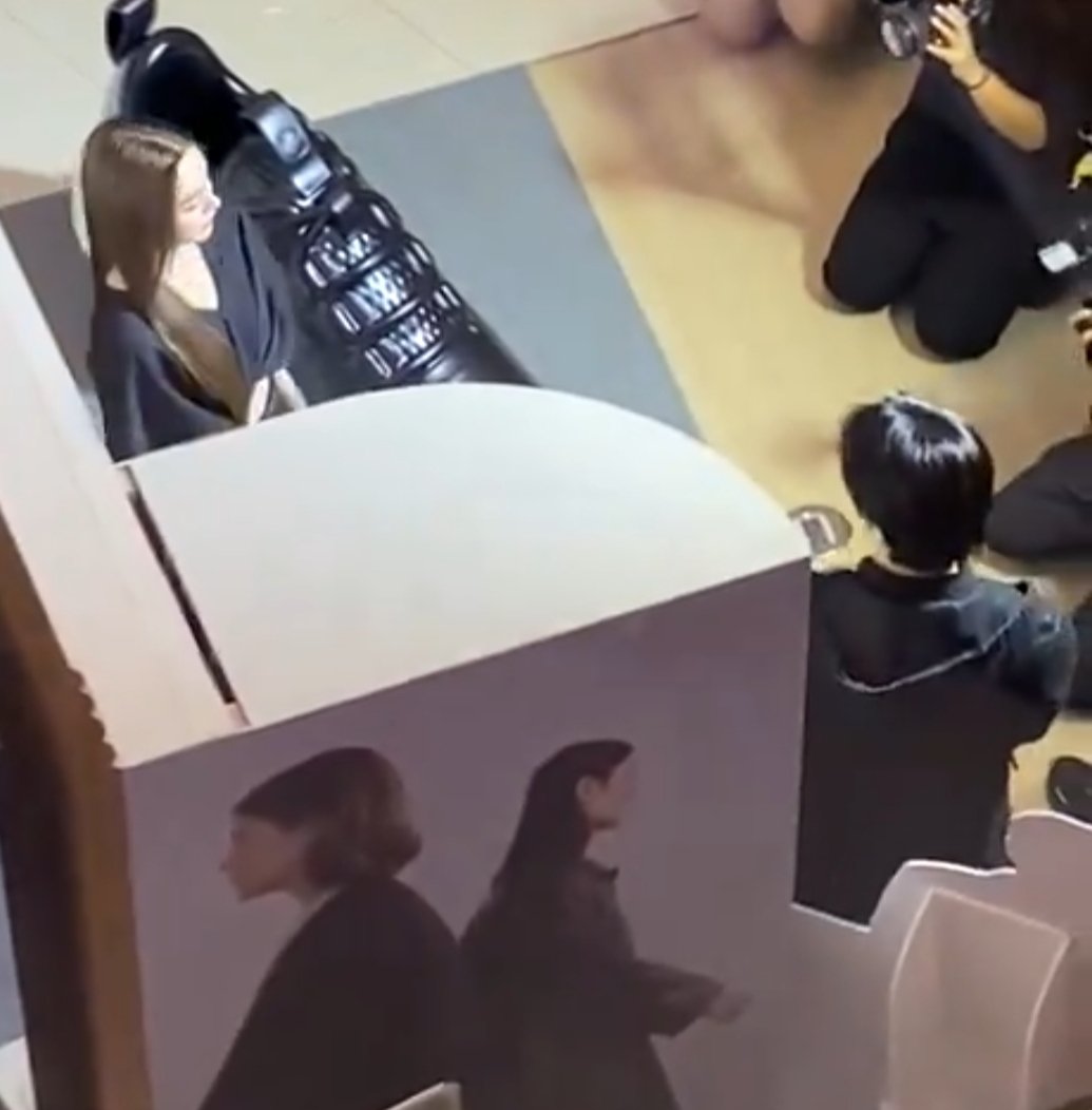 ให้น้องทำงานอย่างอิสระนะทุกคน อย่าไปกดดันอะไรน้อง เดี่ยวน้องเขิน 🤭
อิสระกี่โมงน้ออออออออ