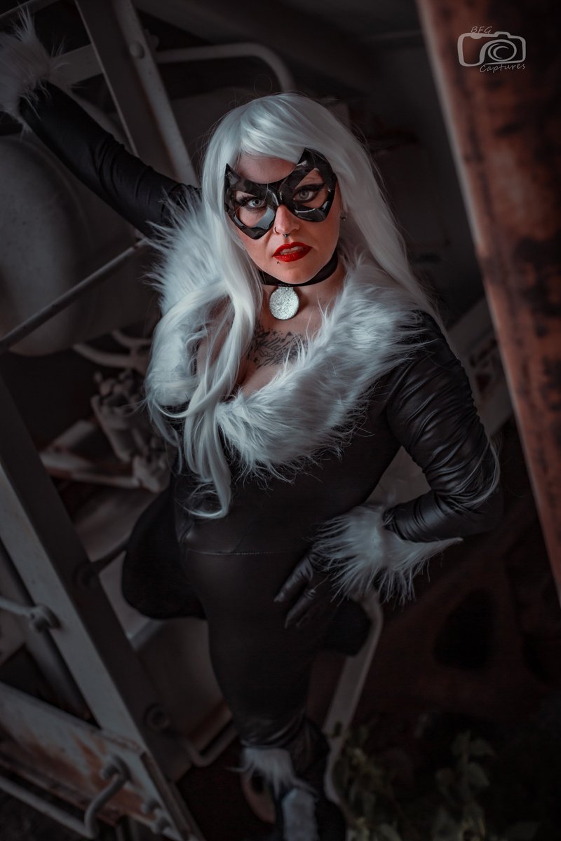 Rounding out our #cosplay guests is our own Cosplay Host, @Hollowed_queen! She's a content creator, artist, streamer and cosplayer who has been at it for more than 15 years, specializing in crafting, prop building and wig styling. Come see her at #AnimeDallas this coming weekend!