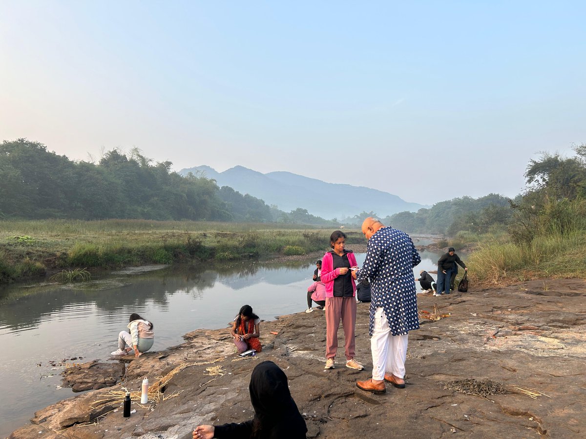 ISLAdiraAcademy's tweet image. Adira students delved into frugal science with the Foldscope—a revolutionary, low-cost, portable microscope. Led by Dr. Prem Sewak Sudhish @pssudhish (Stanford @Stanford &amp;amp; DEI), they explored lake ecosystems, studying microorganisms, discovering science in action #AdiraAcademy 🧵