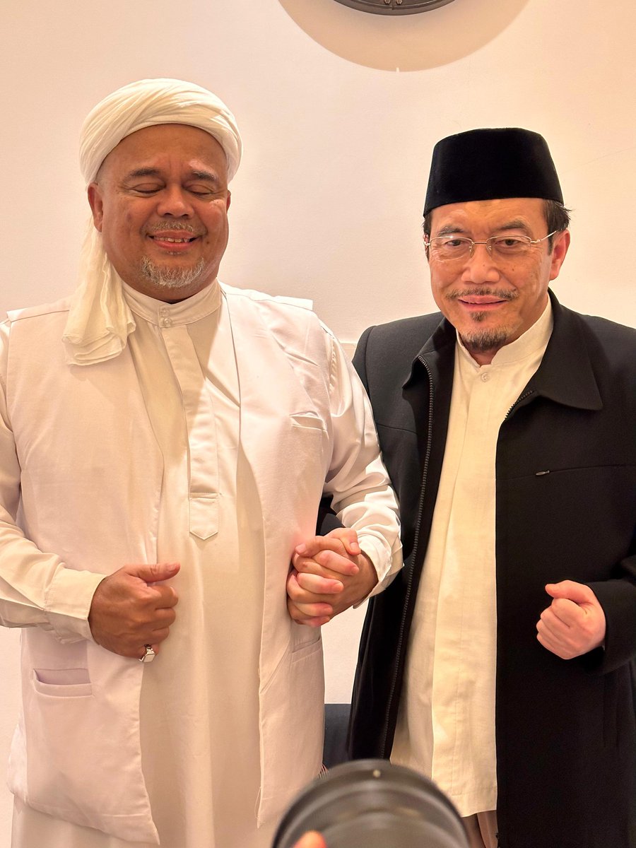 Para senior yg sy kagumi, <a href="/grace_nat/">Grace Natalie</a>, <a href="/Uki23/">Dedek Prayudi - Uki</a> dkk yg ada di PSI, kalian kapan temui Rizieq seperti jagoan kalian ini?😊

Cawagub Ridwan Kamil, Suswono penghina nabi menemui Rizieq Shihab.