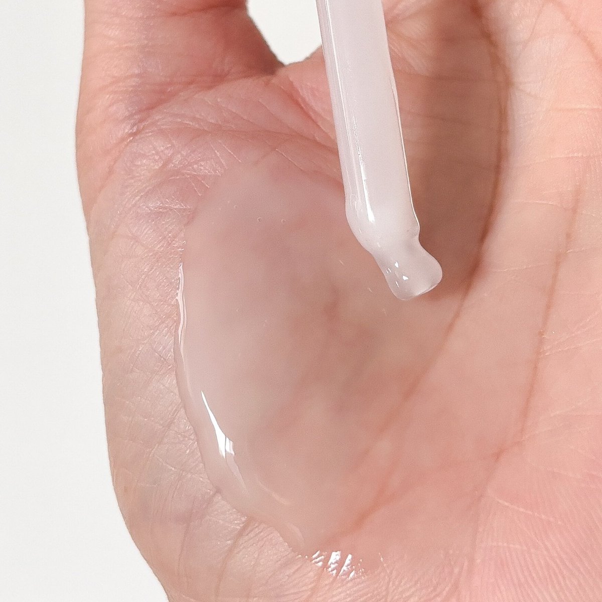 ขอหวีดแอมพูลเนื้อน้ำนมตัวใหม่ของ skin1004  ซึมไวมากกไม่เหนียวเลย ช่วยให้ผิวชุ่มชื้นหลังทา กระชับเรียบเนียนขึ้น ริ้วรอยดูจางลง ต้านผิวแก่ด้วยมีสารสกัดหลัก Probio-cica ที่เพิ่มจุลินทรีย์ที่ดีให้กับผิว ช่วยให้ผิวแข็งแรงขึ้นด้วย ชอบเลย 🩶📷 #Skin1004 #Centella #โพรไบโอแอมพูล https://t.co/wH05YsHeIm