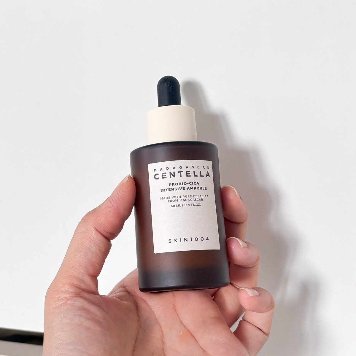 ขอหวีดแอมพูลเนื้อน้ำนมตัวใหม่ของ skin1004  ซึมไวมากกไม่เหนียวเลย ช่วยให้ผิวชุ่มชื้นหลังทา กระชับเรียบเนียนขึ้น ริ้วรอยดูจางลง ต้านผิวแก่ด้วยมีสารสกัดหลัก Probio-cica ที่เพิ่มจุลินทรีย์ที่ดีให้กับผิว ช่วยให้ผิวแข็งแรงขึ้นด้วย ชอบเลย 🩶📷 #Skin1004 #Centella #โพรไบโอแอมพูล https://t.co/wH05YsHeIm