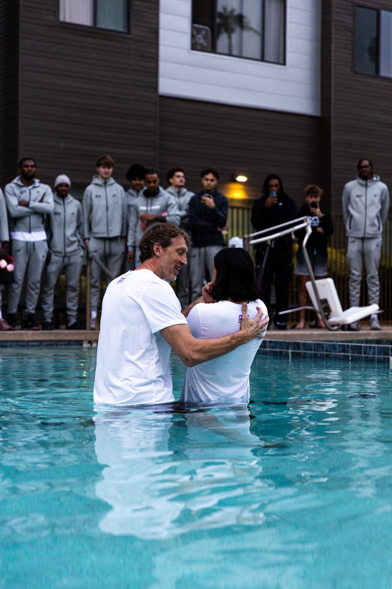 GCU_MBB's tweet image. Earlier today, @jasoncale7 was baptized at GCU in front of teammates and coaches. Congratulations, Jason! 💜✝️