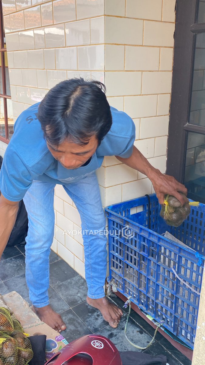 ayokitapeduli_'s tweet photo. Sumpah nggak tega banget liat beliau 😭 Kedua bola matanya hampir keluar, setiap hari juga air mata keluar terus-menerus dan gak bisa tidur karena kesakitan

Bu Ade menderita kanker mata sejak 2 tahun lalu dan pengobatannya kehalang biaya karena penghasilan suaminya minim. https://t.co/kJZprzcr1m