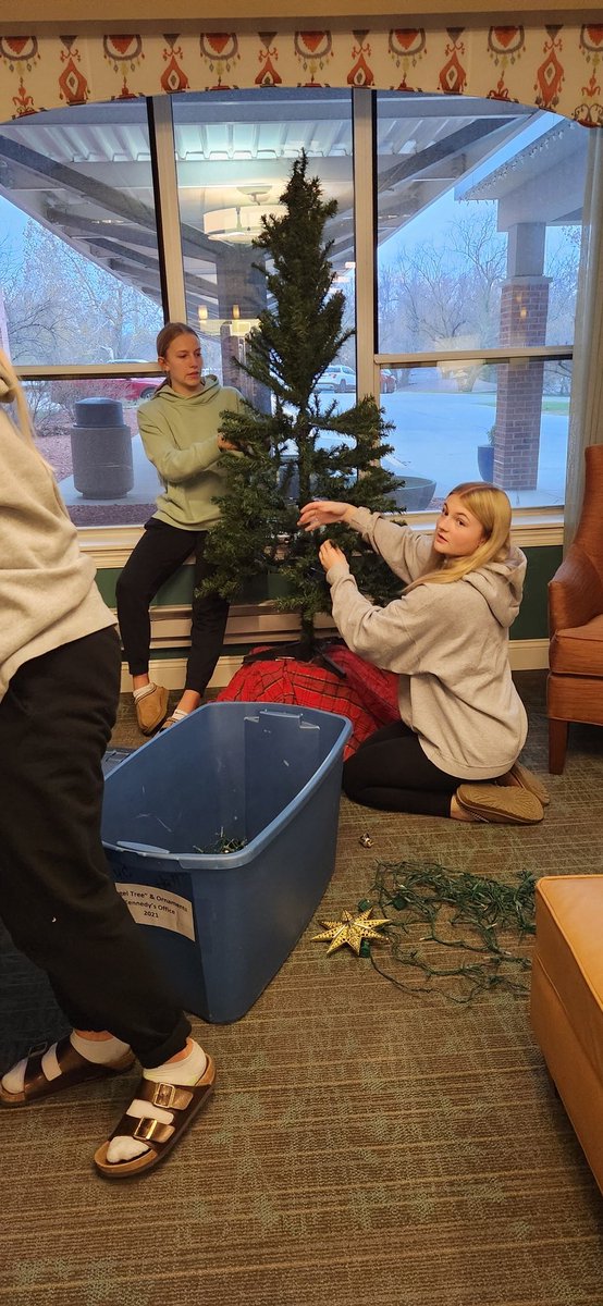 ATLgirlsbball's tweet photo. Some of our players helped decorate trees tonight at the Heritage House. It was fun to see them help out and spend some time together! #TrojanPride #TrojanCommUNITY https://t.co/hbCoT8vv7i