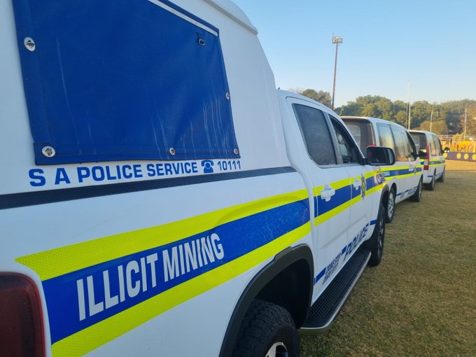 #sapsHQ STILFONTEIN UPDATE - A total of 14 illegal miners resurfaced last night - proving that they are not trapped - they just refuse to resurface. They chose to come out late at night, thinking police are no more standing static. Others ran back into the shaft as soon as they