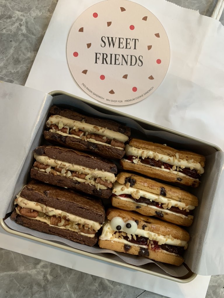 3_anyanekoneko's tweet image. 来ちゃった❗️来ちゃった❗️
私の大好き自由行動のお時間💕💕
今日は「#SonyParkMini」の「(NO) RAISIN SANDWICH MINI SHOP for PREMIUM COOKIE SANDWICH」ヽ(´▽｀)/
缶入りは4種だけど、一日1個の制限あっても可愛いすぎる⸜(*ˊᗜˋ*)⸝ ❤︎ 🌈🌈#銀座 #東京銀座  #セサミストリート
@noraisinsand