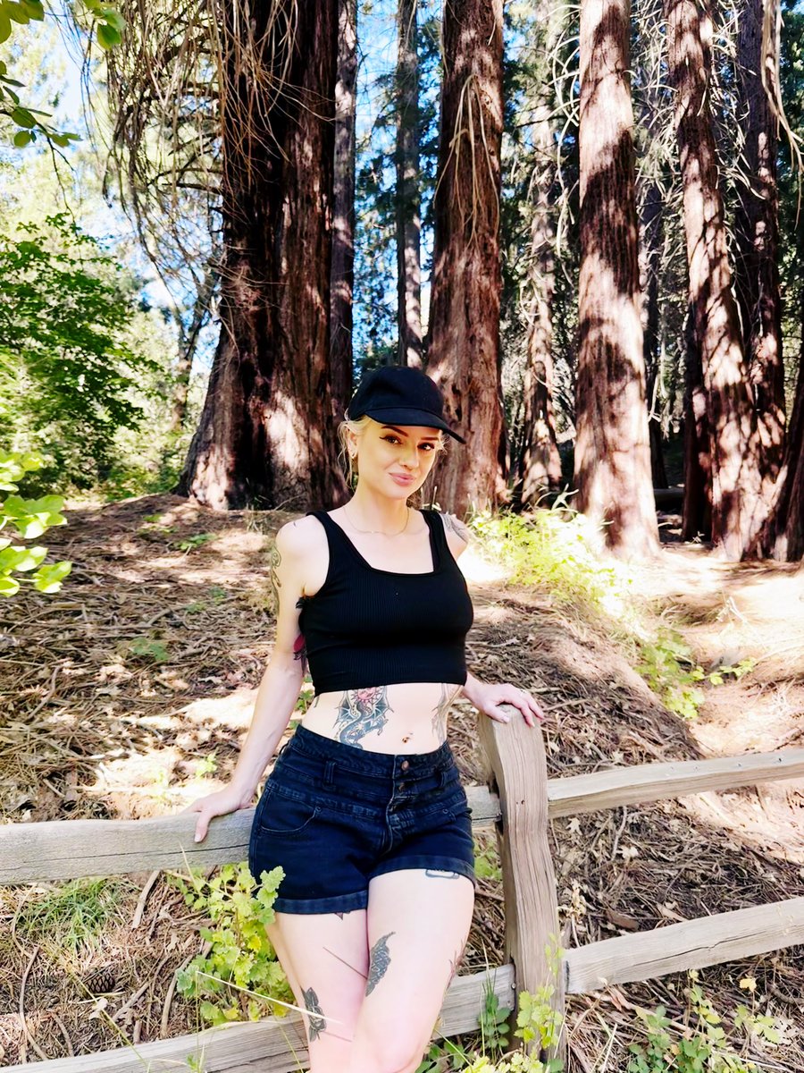 rowan_rue's tweet photo. In my church π
πΈ cred @rMontoya33
#petitethick #altmodel #tatted https://t.co/r5E1Lr2Suq