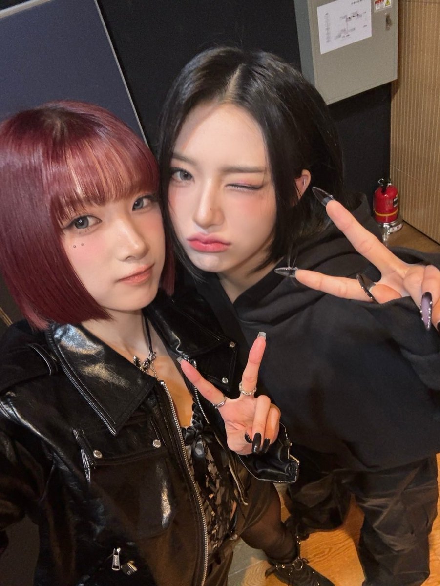 llilililliille's tweet photo. 유키신위 투샷셀카 드디어 왔는데 
신위양을 ”내 여자야 어때“ 라고 말하는 권력이 미침그냥.. https://t.co/SvMm0egF8P