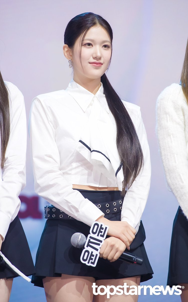 이즈나 윤지윤, ‘살짝 긴장되는 포토타임’ (IZNA 쇼케이스) [HD포토] #이즈나 #izna #쇼케이스 #프리뷰 #윤지윤 topstarnews.net/news/articleVi… <- Original Photo