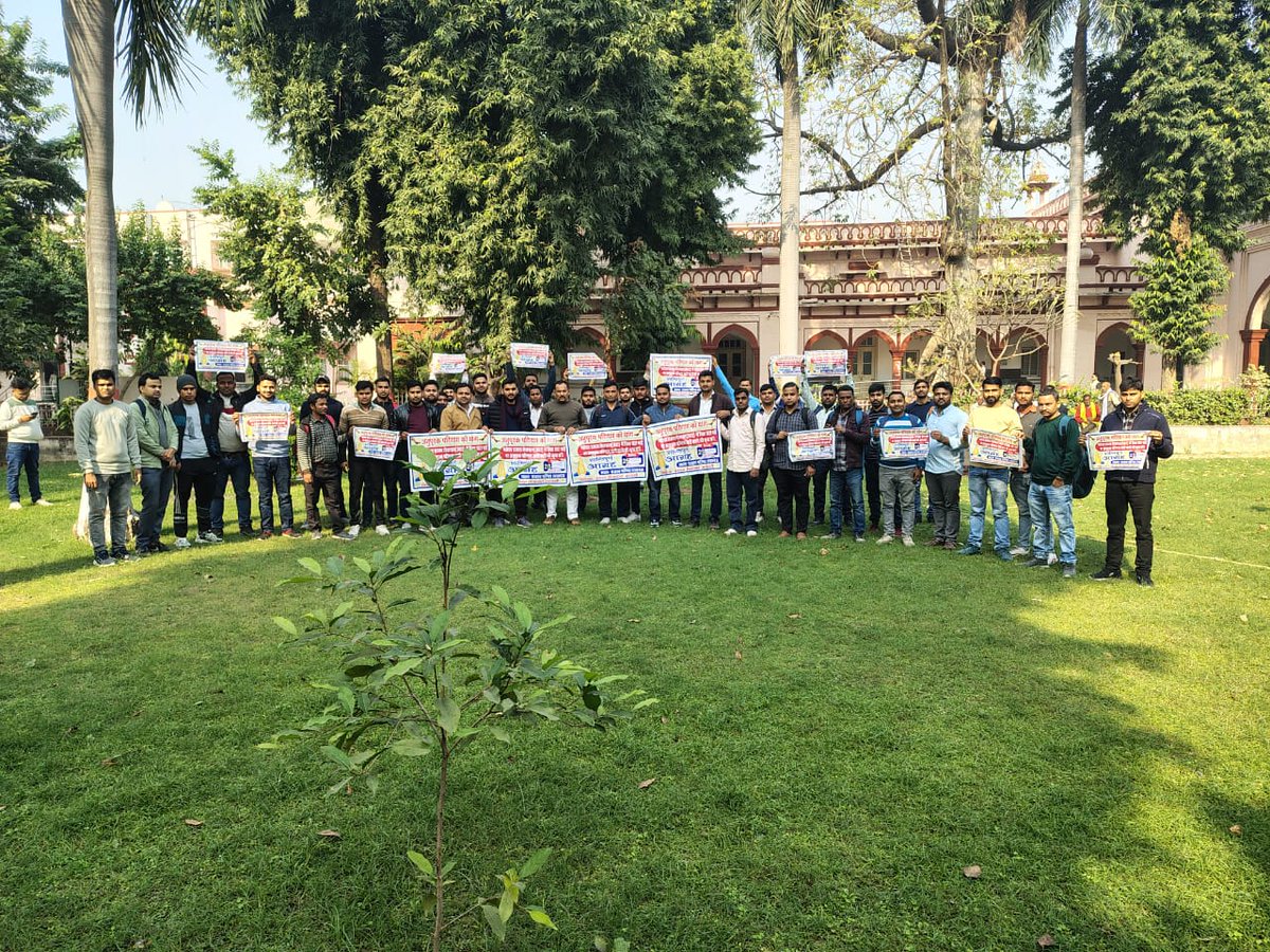 RajatMishra__'s tweet photo. लेखपाल अनुपूरक परिणाम के लिए आज चौथी बार बडी संख्या में छात्र राजस्व परिषद लखनऊ पहुंचे ।
करीब 2000 छात्र शासन, राजस्व परिषद, आयोग से आस लगाए 
अनुरोध है की इन 2000 छात्रों की व्यथा को दूर करते हुऐ तत्काल कार्यवाही करें ताकि इन छात्रों का भी भला हो🙏
#लेखपाल_अनुपूरक_परिणाम https://t.co/ht2qWa778W