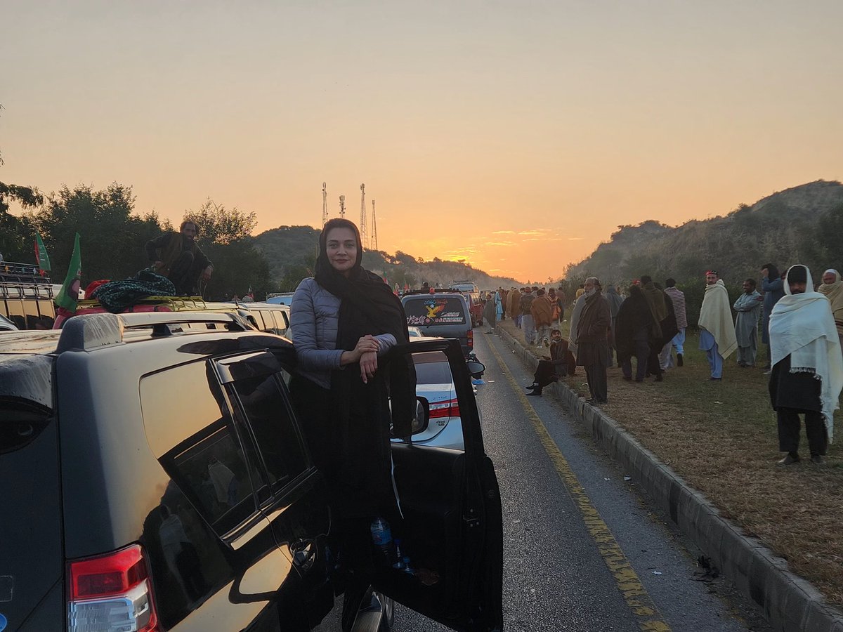 ayeshabanopti's tweet photo. بدترین شیلنگ اور ریاستی جبر کے باوجود اپنے قائد کی کال پر اسلام آباد ڈی چوک کی جانب رواں دواں !!
دیگر وومن ونگ عہدیداران بھی ہمراہ موجود !!
#FinalCall
##24thNovFinalCall https://t.co/1TeIfz1wkY