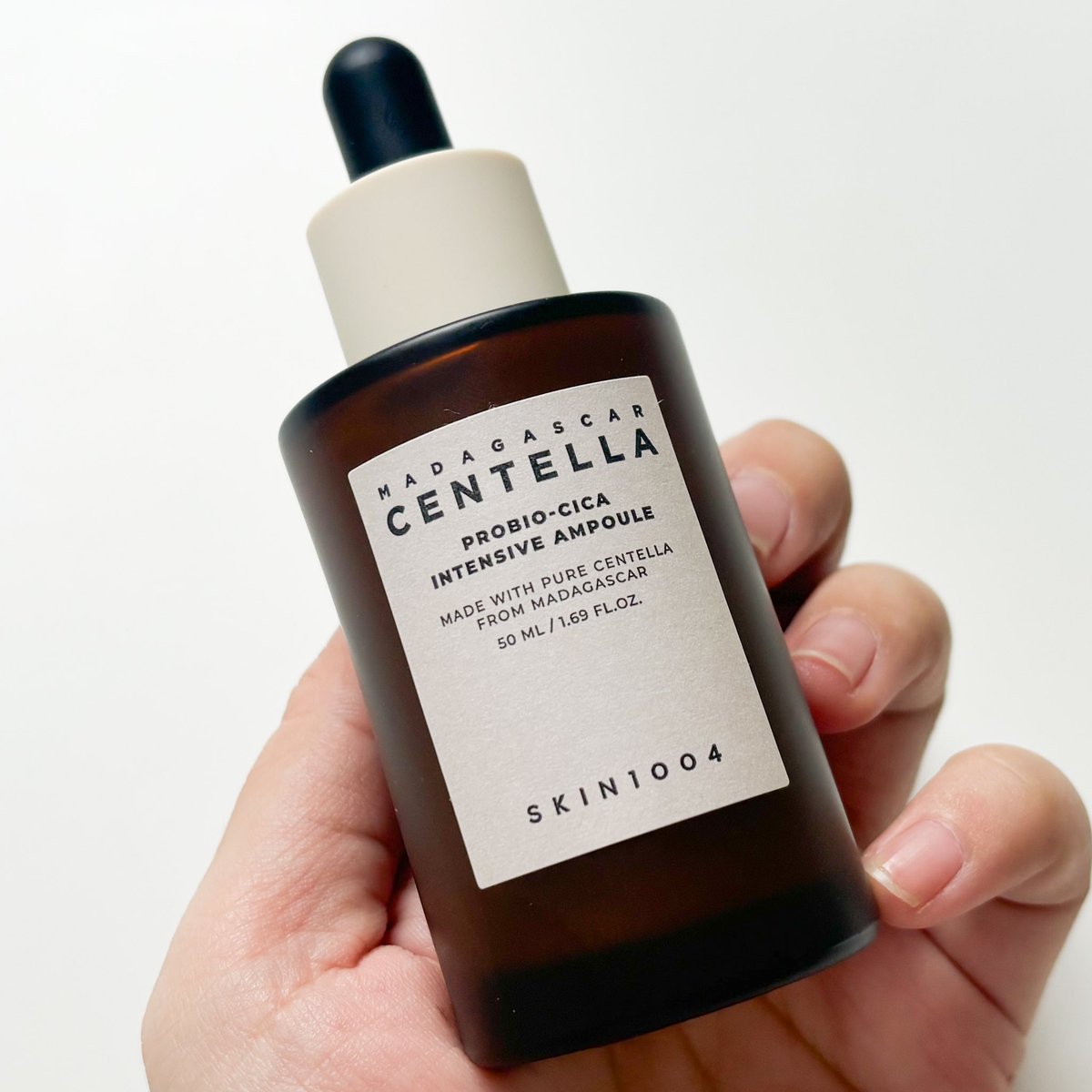ทุกคนน!! SKIN1004 เขามีแอมพูลตัวใหม่แล้วนะ probio-cica เข้าไทยสักที เห็นรีวิวบ่อยๆ เราได้ใช้มาสักพักแล้ว ตัวนี้ปลอบประโลมผิวดีมาก ผิวอิ่มฟูกระชับใช้ก่อนแต่งหน้าเริ่ด สูตรนี้เข้มข้นช่วยให้หน้าชุ่มชื้น ต้านริ้วรอยด้วย เนื้อดีซึมไปกับผิวเลยชอบมาก   #โพรไบโอแอมพูล #MadagascarCentella https://t.co/u5571o8gdj