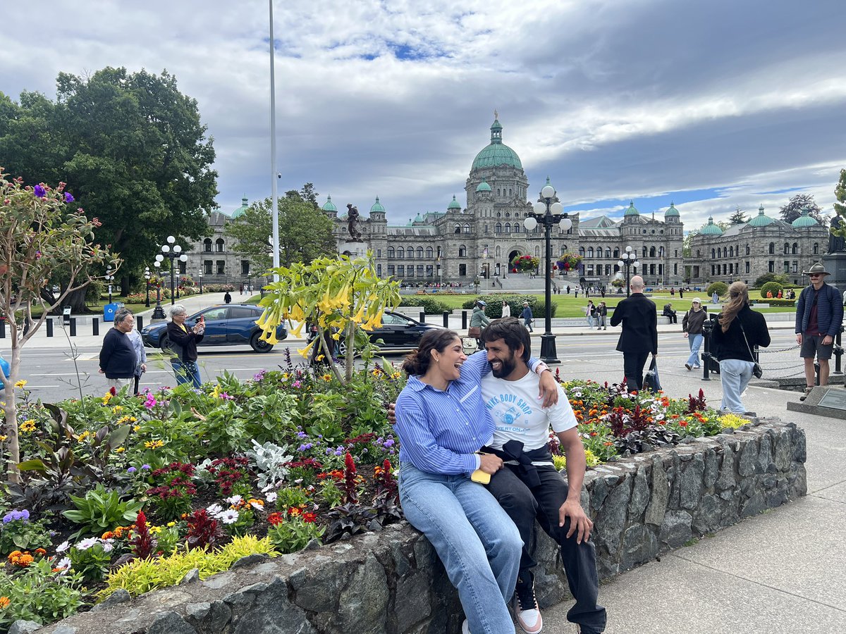 अपनी खुशियों को, ग़मों को...
आधा-आधा बाँट लेंगे हम,
आयेंगी मुश्किलें जो जिंदगी में तो
कोई ना कोई हल निकाल लेंगे हम,
साथ रहेंगे हर कदम, हर मोड़ पर
हर लम्हे को खास बना लेंगे हम,
करके कोशिशें अपने ख्वाबों को
एक दिन हकीकत बना लेंगे हम।।

#happyanviersary💓
<a href="/sangeeta_phogat/">Sangeeta Phogat</a>