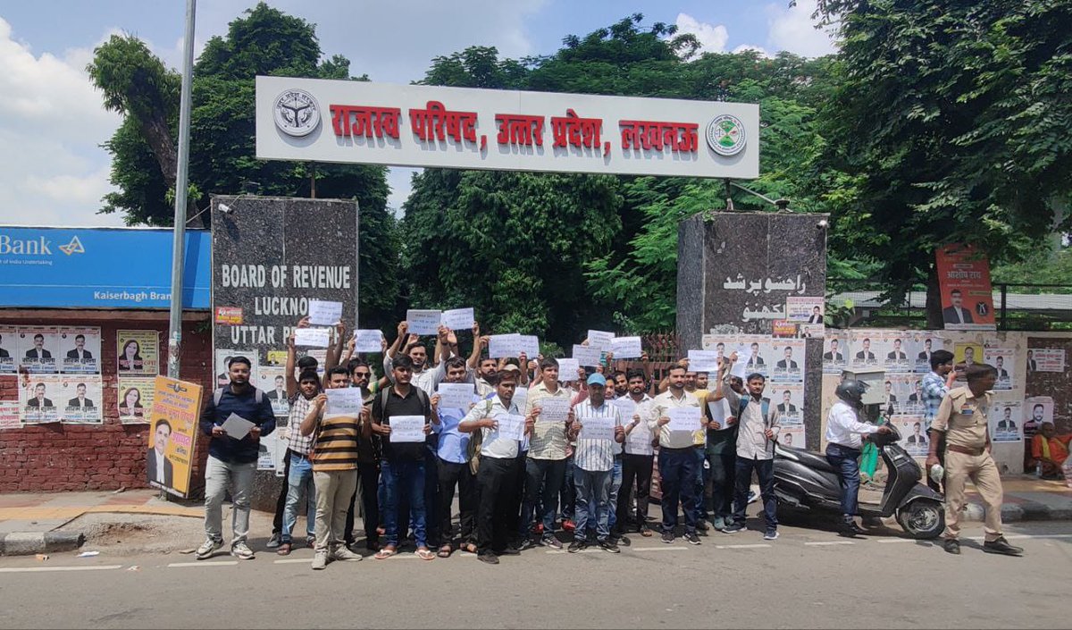 RajatMishra__'s tweet photo. लेखपाल में खाली पड़ी सीटों को भरने के लिए अनुपूरक परिणाम की माँग 
8085सीट में से 1921सीट पर वेटिंग लिस्ट की मांग करते हुए बड़ी संख्या में अभ्यर्थी राजस्व परिषद लखनऊ पहुंचे।
जिससे कटऑफ कम हो और जो छात्र कम no से बाहर हुए या बॉर्डर पे है उनको उनका हक़ मिले।
#लेखपाल_अनुपूरक_परिणाम https://t.co/HoUNPMdlmR