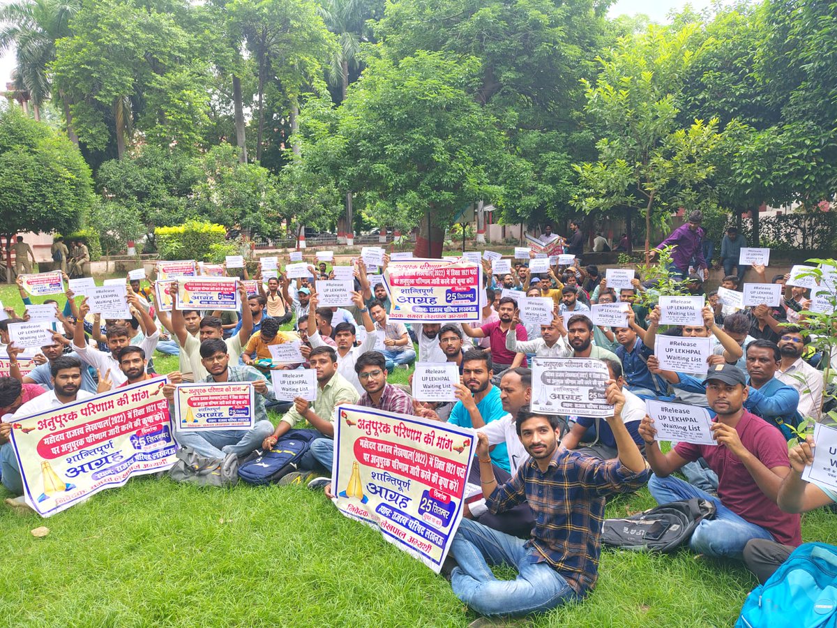RajatMishra__'s tweet photo. लेखपाल में खाली पड़ी सीटों को भरने के लिए अनुपूरक परिणाम की माँग 
8085सीट में से 1921सीट पर वेटिंग लिस्ट की मांग करते हुए बड़ी संख्या में अभ्यर्थी राजस्व परिषद लखनऊ पहुंचे।
जिससे कटऑफ कम हो और जो छात्र कम no से बाहर हुए या बॉर्डर पे है उनको उनका हक़ मिले।
#लेखपाल_अनुपूरक_परिणाम https://t.co/HoUNPMdlmR