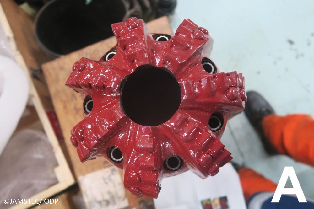 CHIKYU 地球深部探査船「ちきゅう」 tweet media